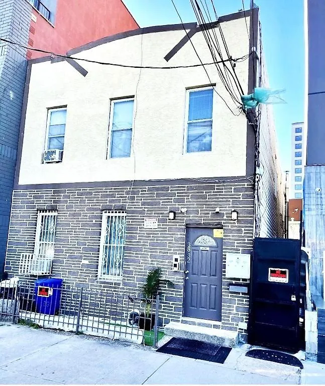 Apartment 3 Bedrooms 1 Bath Apt, 10 Min To Manhattan! New York